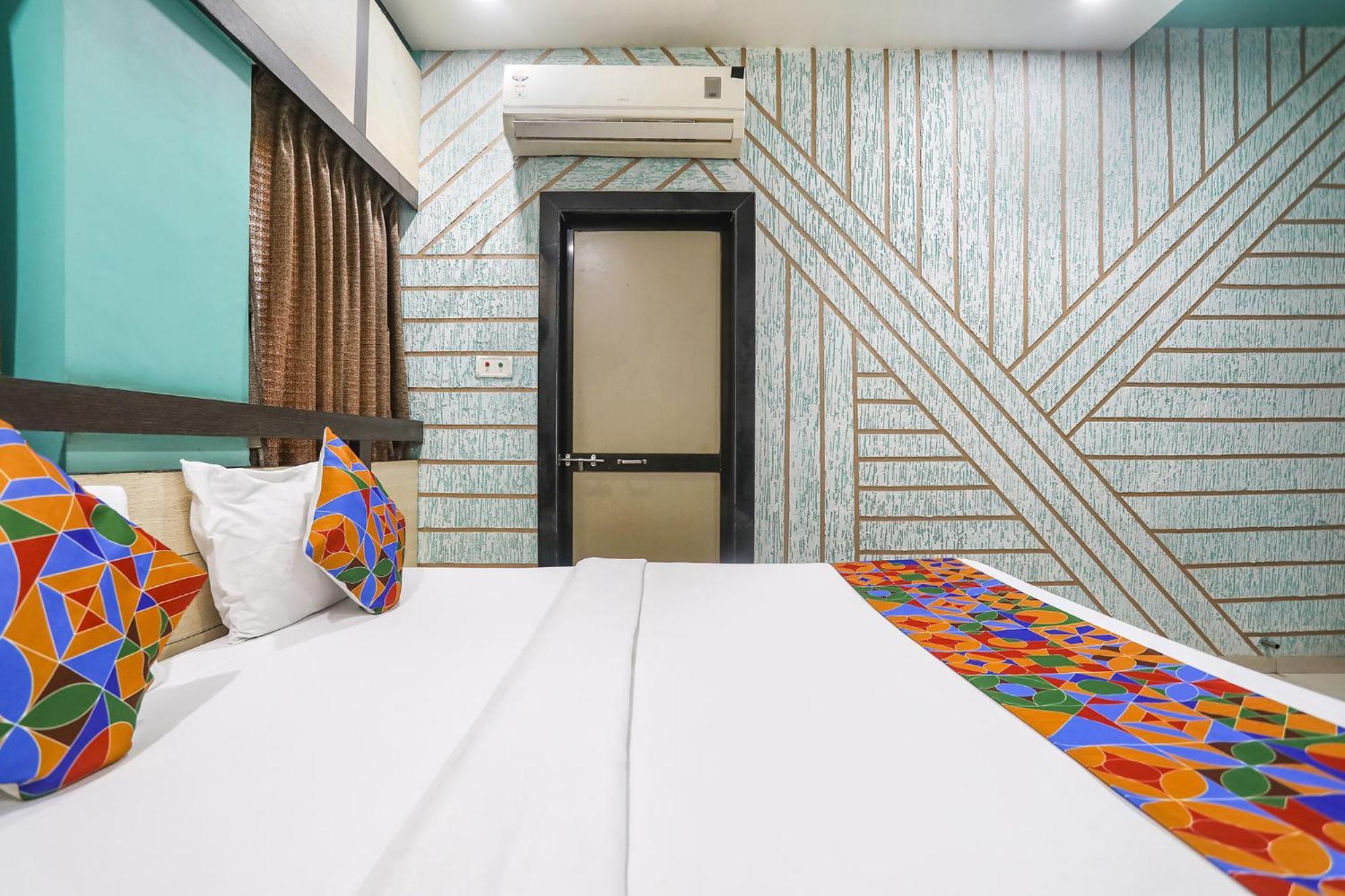Hotel Merit スーラト エクステリア 写真