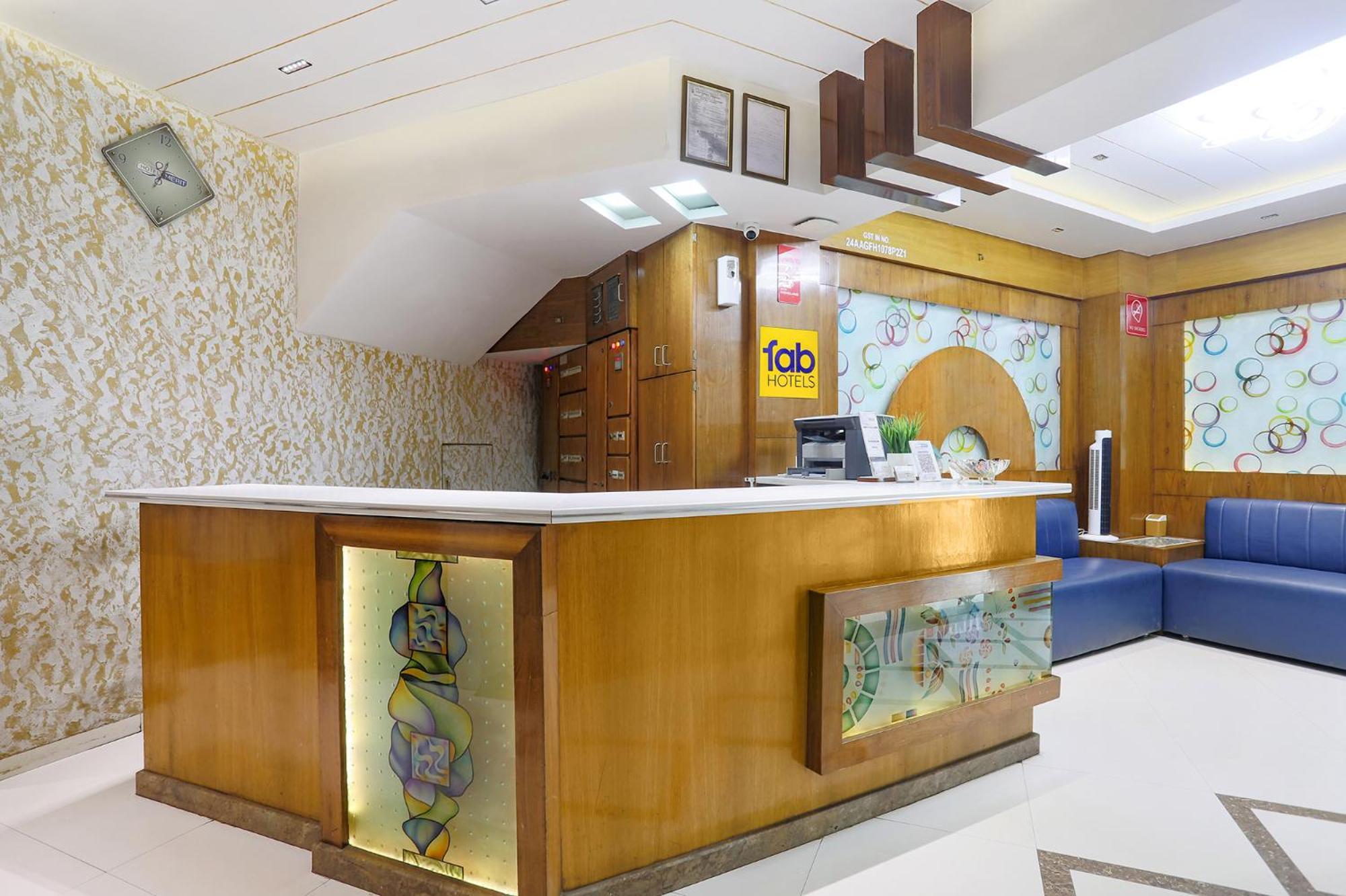 Hotel Merit スーラト エクステリア 写真